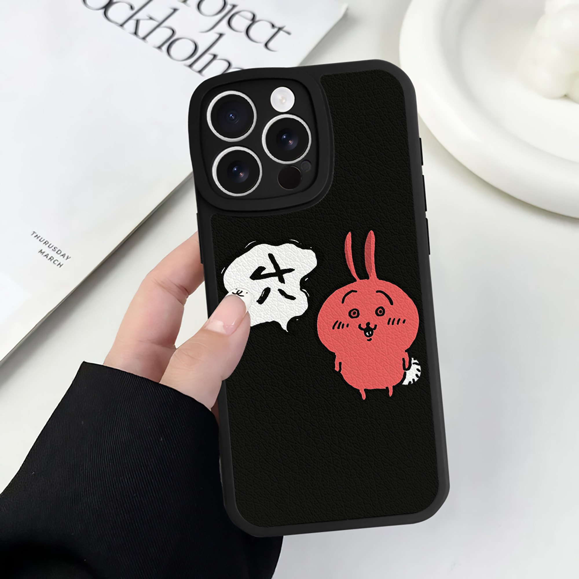 （画像用） ちいかわ ハチワレ Chii-kawa hachiware 【iPhone 16シリーズ対応】シリコンスマホケース（レザー調） 材質：シリコン
